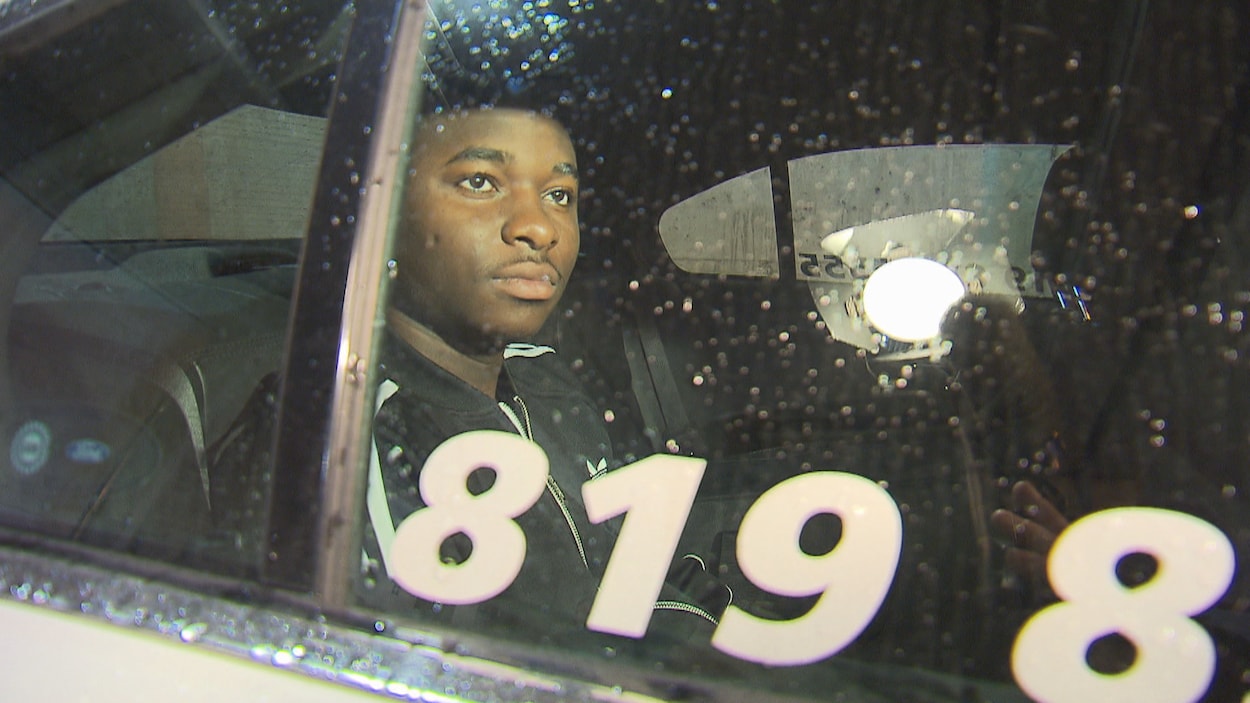 Blessing Dugbeh dans une voiture de police