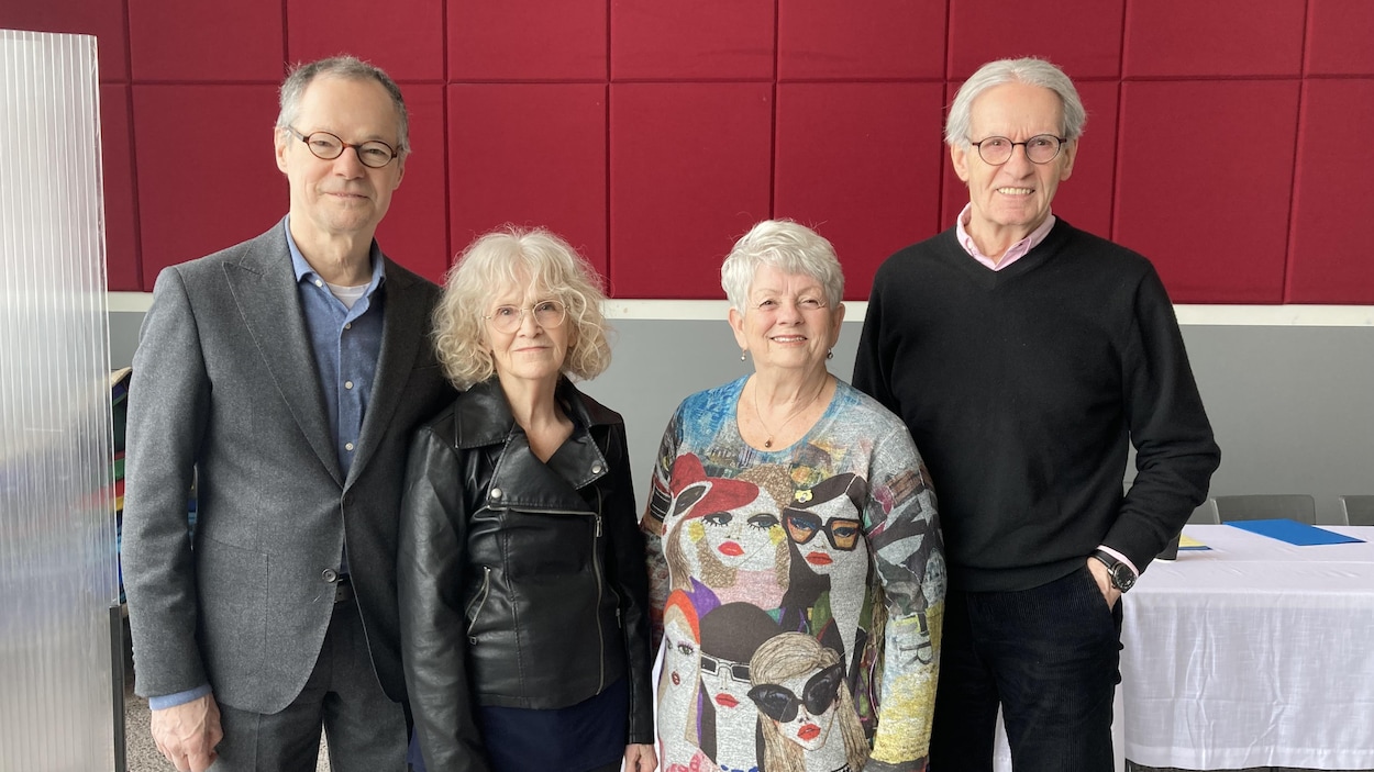Quatre personnes l'une à côté de l'autre.