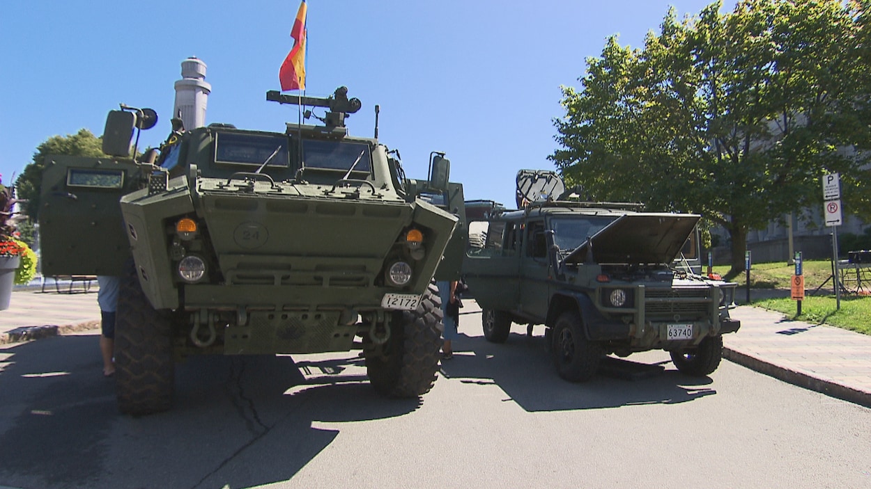 Deux voitures des Forces armées canadiennes stationnées.