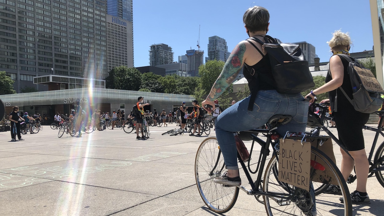 Des cyclistes à Toronto