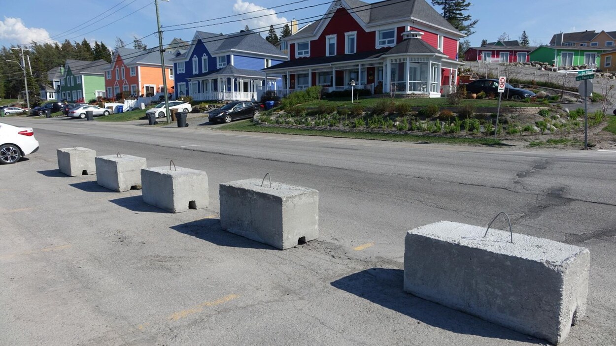 Des blocs de béton.