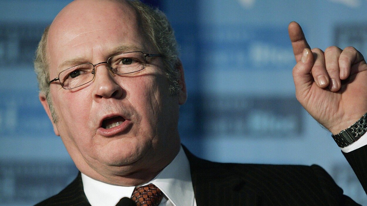 Michel Gauthier parle le bras levé.