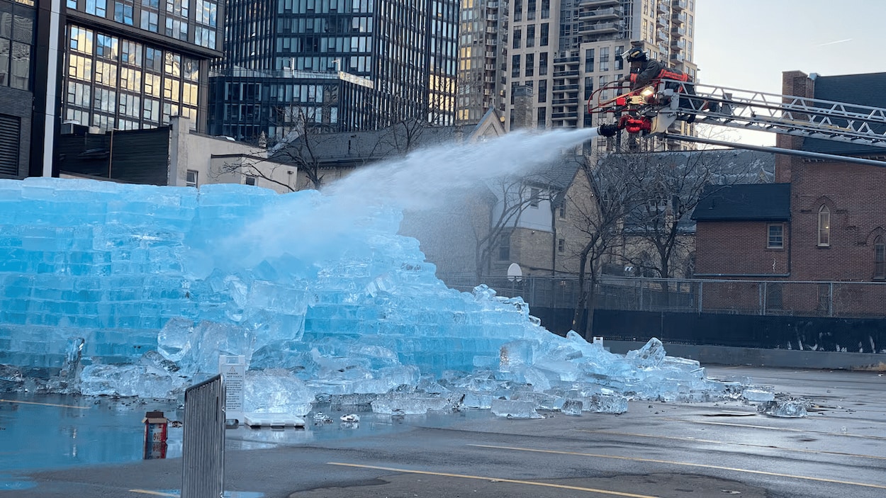 Les pompiers font fondre le bloc de glace de Drake