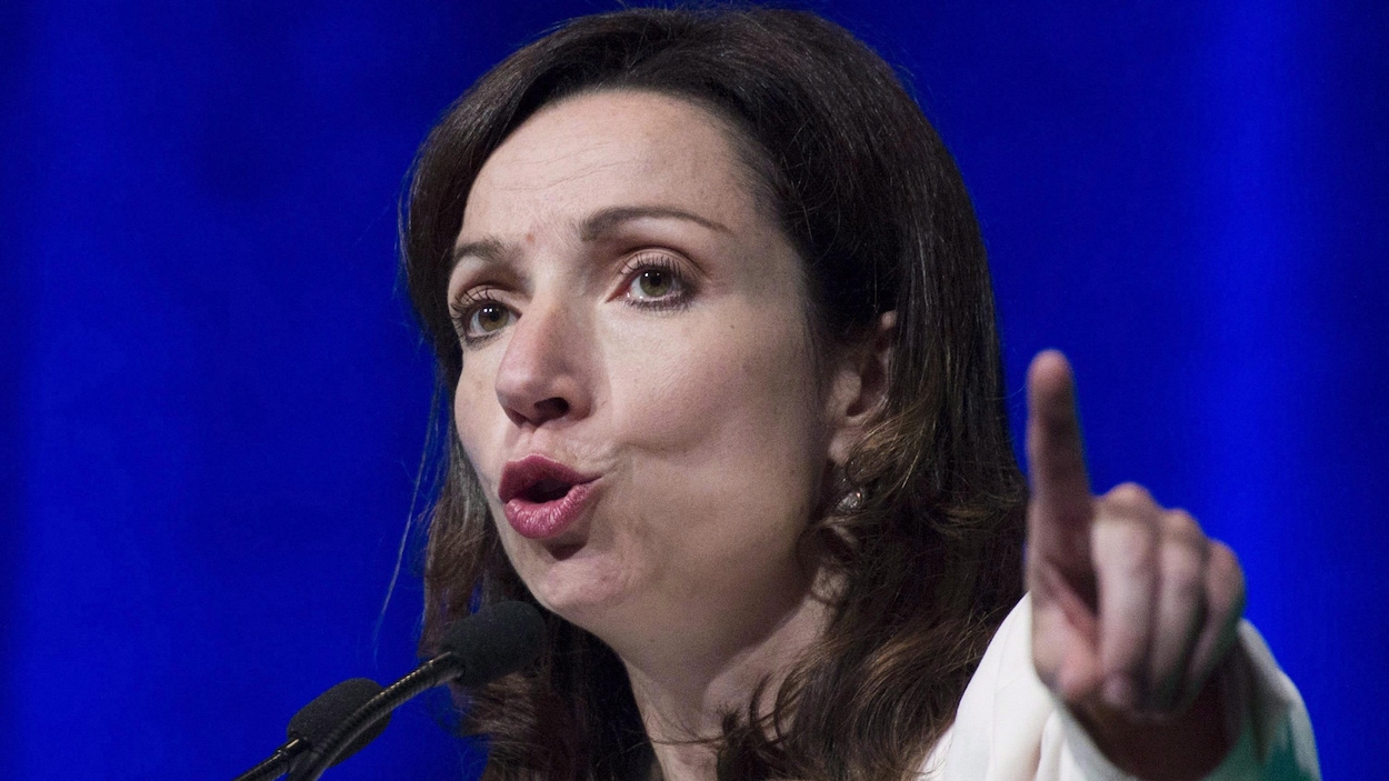 Gros plan sur Martine Ouellet, chef du Bloc québécois en train de discourir.