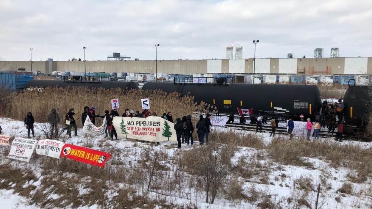 Des manifestants à la gare de triage MacMillan du CN.