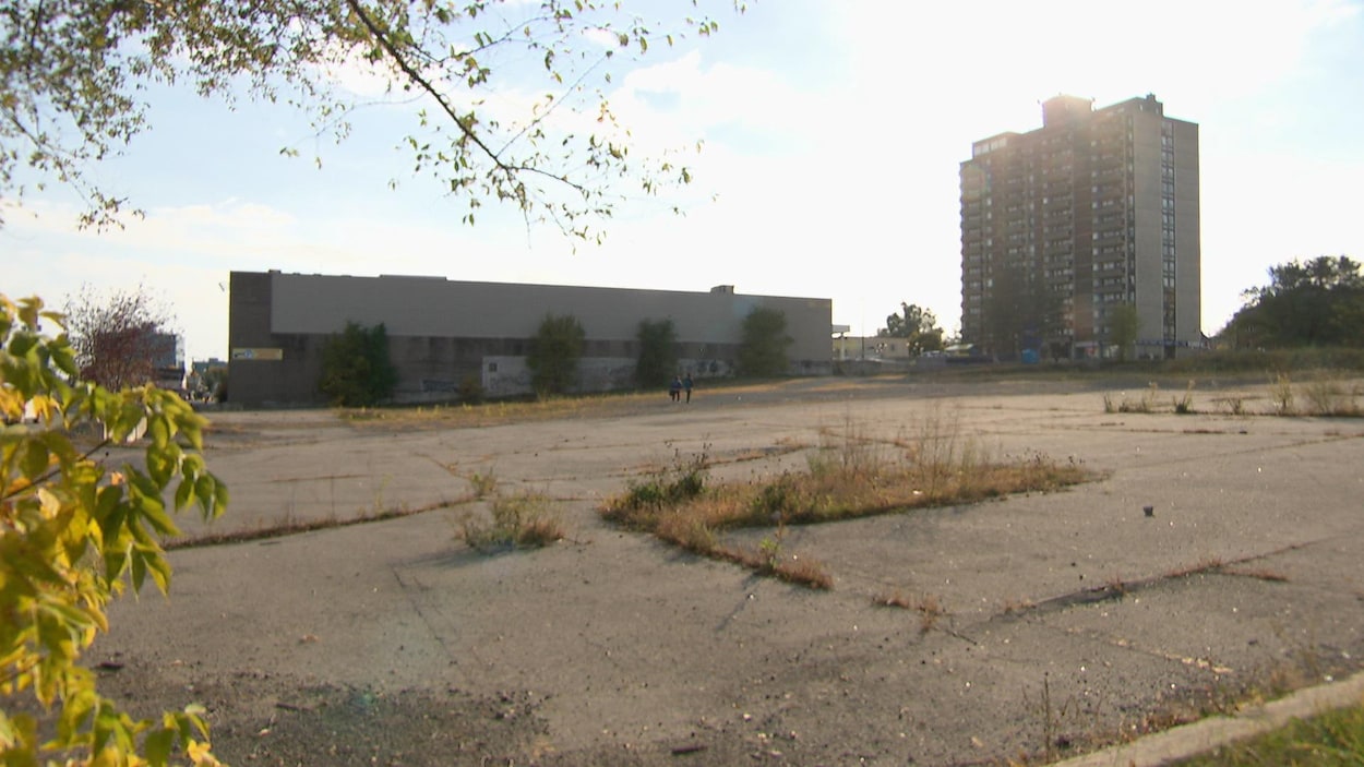 Un terrain vacant dans au coin des boulevards Saint-Jospeh et Montclair dans le secteur Hull à Gatineau.