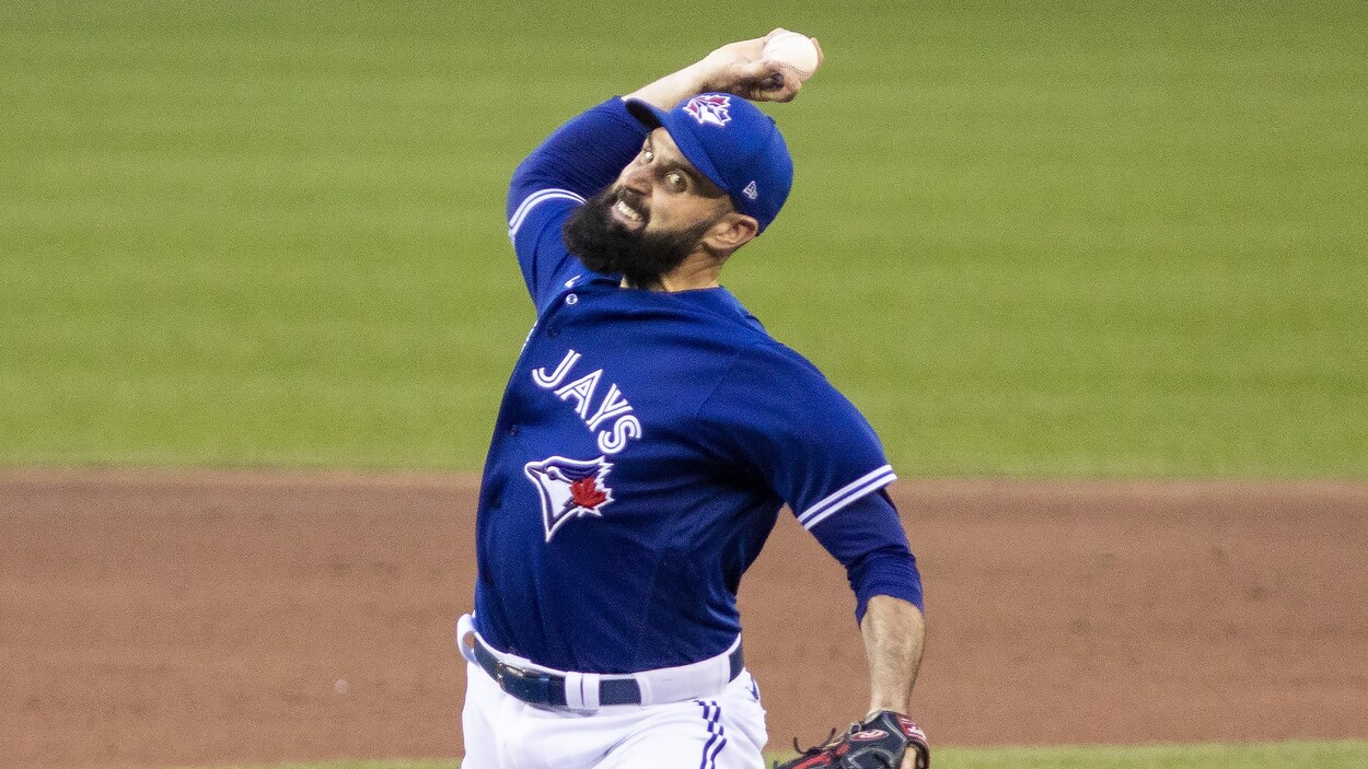 Matt Shoemaker lance la belle, le visage grimaçant.