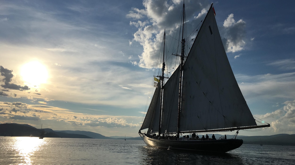 Un grand voilier dans la baie de Gaspé.
