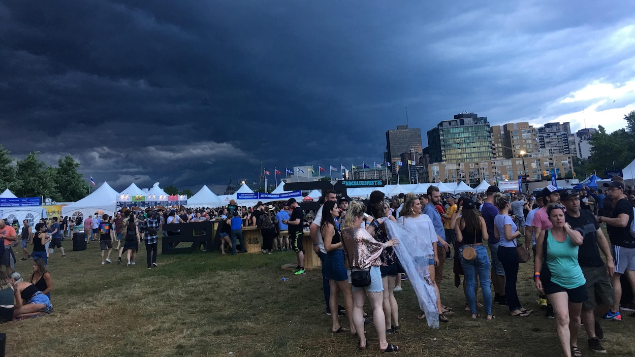 Des festivaliers au Bluesfest d'Ottawa.