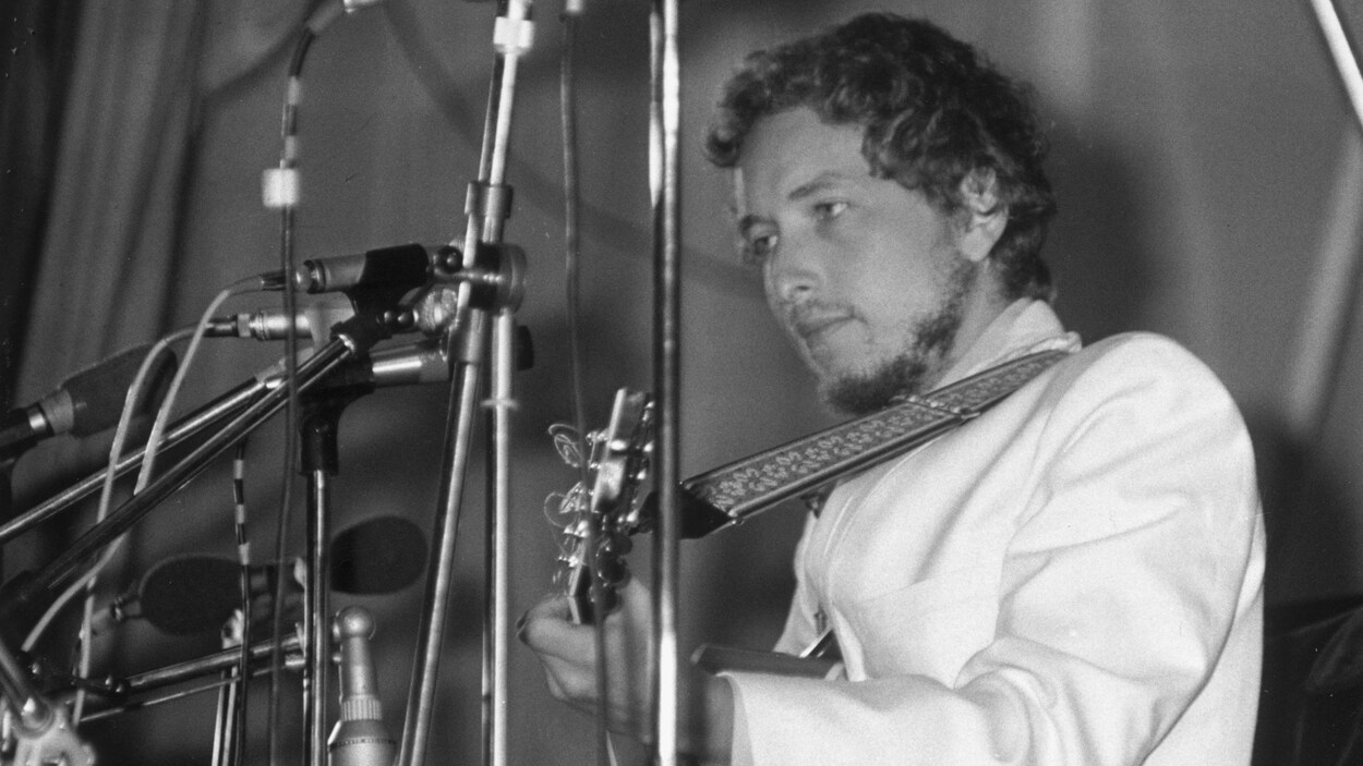 Bob Dylan sur scène lors d'un festival de musique en Grande-Bretagne, en 1969 Bob Dylan sur scène lors d'un festival de musique en Grande-Bretagne, en 1969