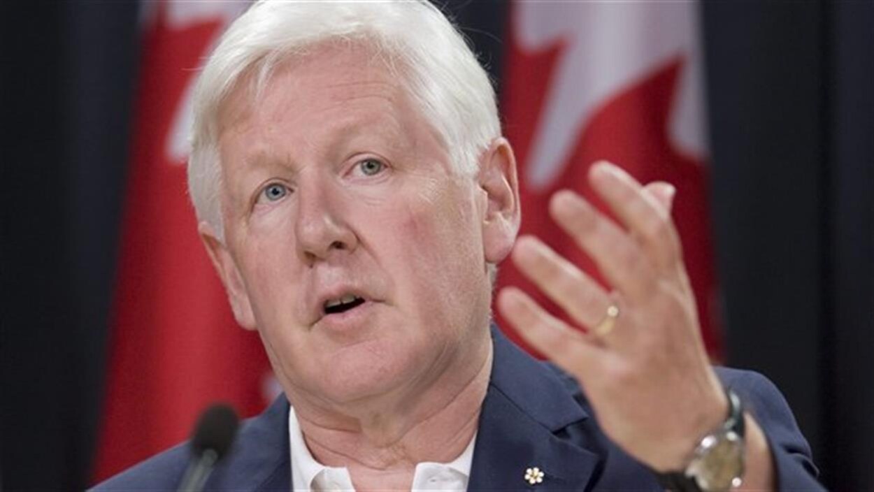 Bob Rae lors d'une conférence de presse.