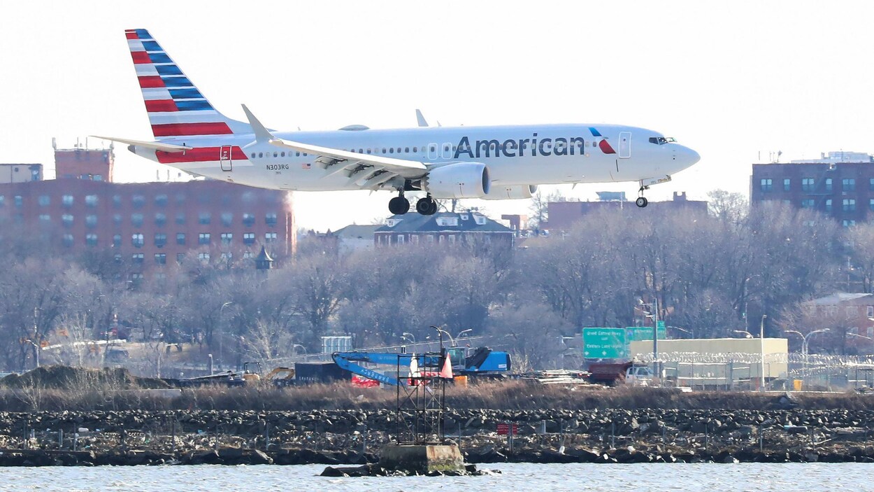 Un Boeing 737 Max 8 d'American Airlines sur le point de se poser à New York, en mars 2019.