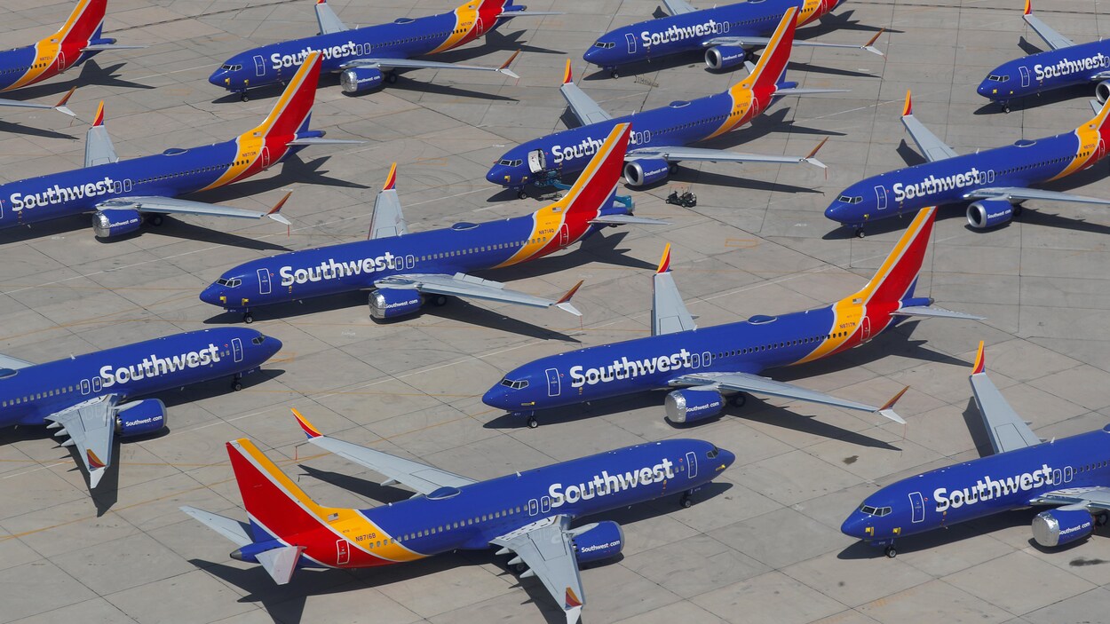 Une dizaine d'avions sur un tarmac.
