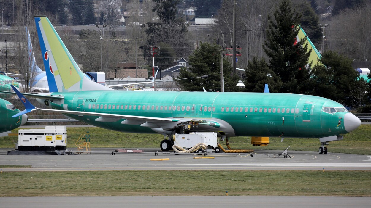 Un appareil est stationné sur le terrain d'une usine de Boeing, aux États-Unis.