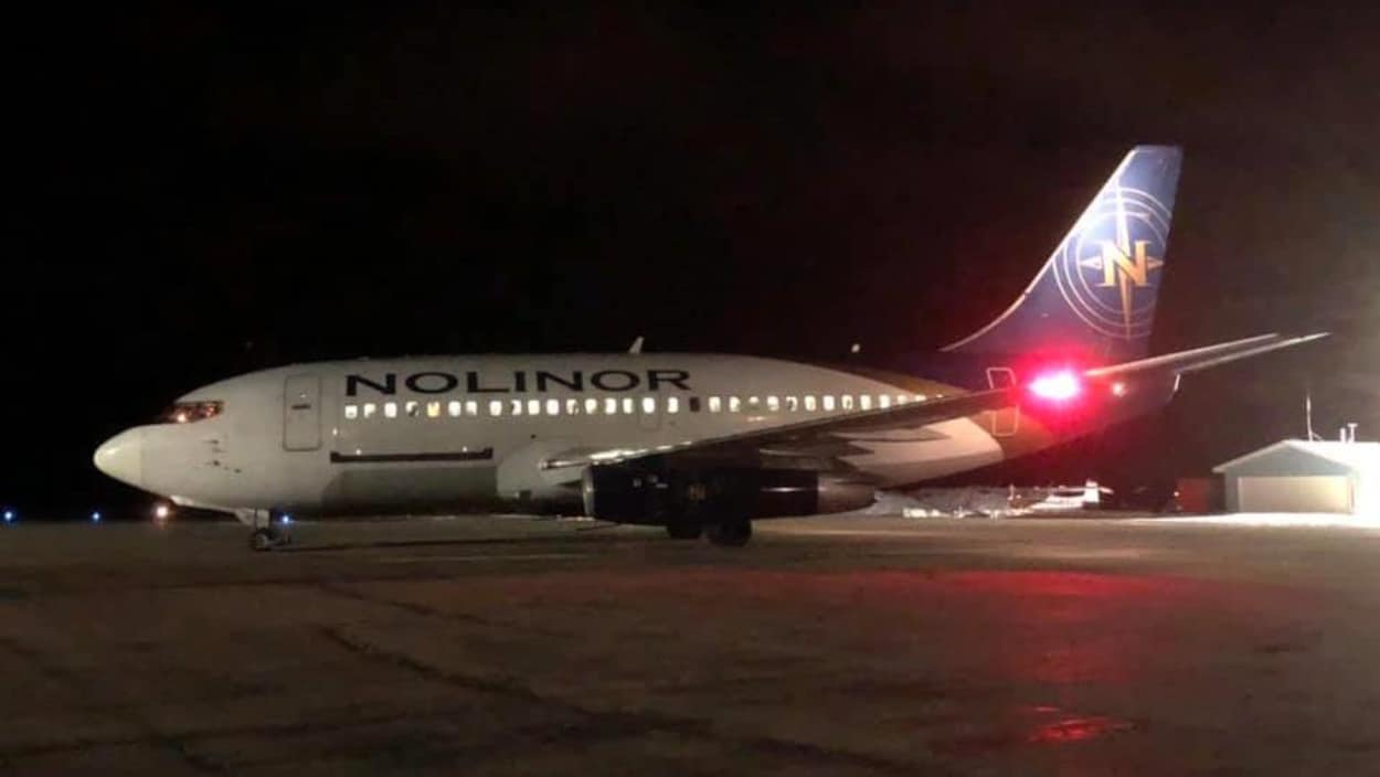 Le Boeing 737-200 de Nolinor, vu de côté.