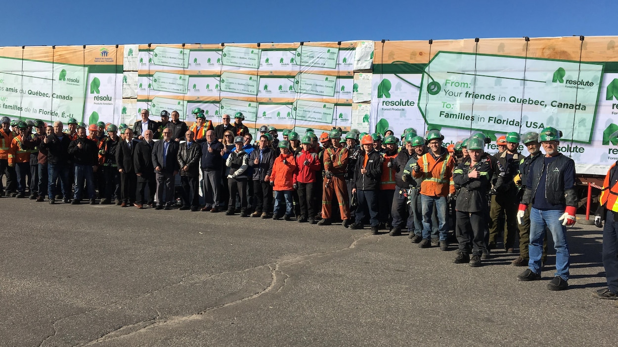 Employés, cadres et personnalités politiques sont photographiés devant le convoi ferroviaire de bois envoyé par Produits forestiers Résolu aux populations du sud des États-Unis touchées par les ouragans. Employés, cadres et personnalités politiques sont photographiés devant le convoi ferroviaire de bois envoyé par Produits forestiers Résolu aux populations du sud des États-Unis touchées par les ouragans.