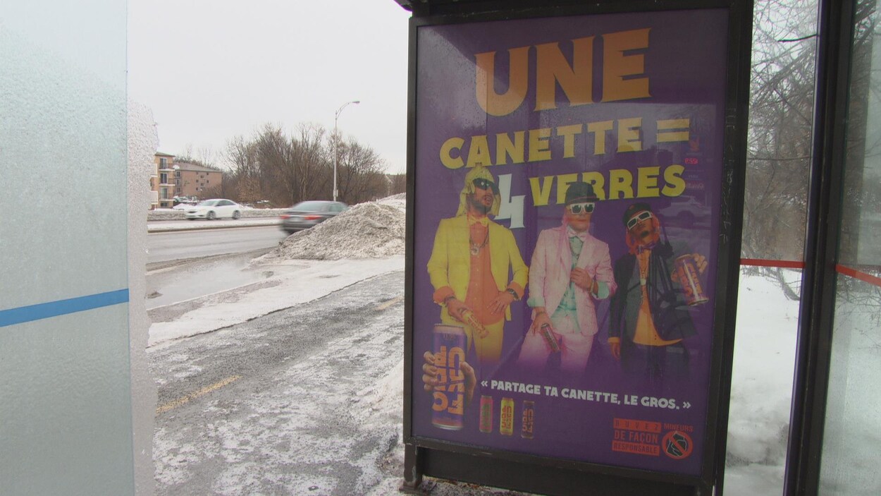 Une affiche sur laquelle il est écrit : « Une canette = 4 verres ».