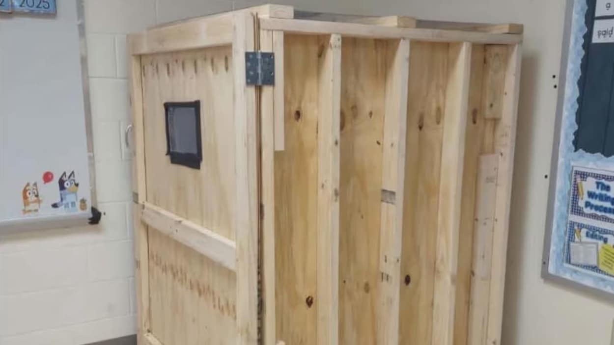 Cabines d’isolement dans une école d’Akwesasne : l’État de New York exige leur retrait