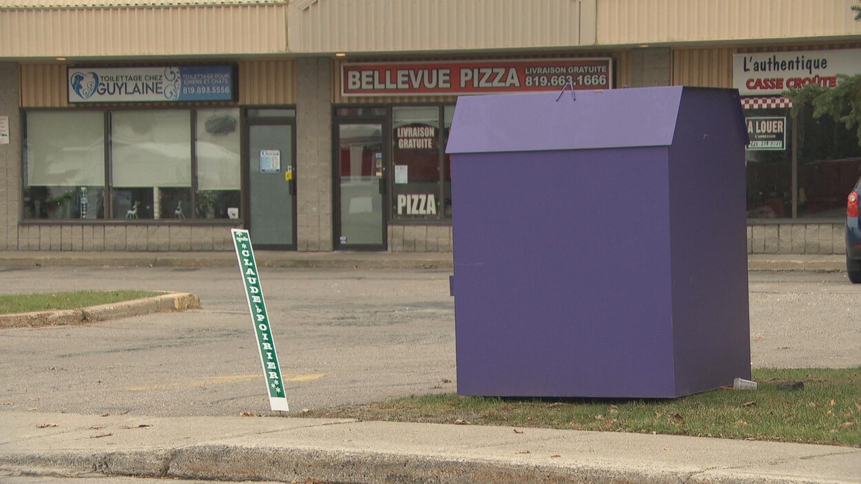 Une boîte de dons en métal mauve appartenant aux Grands Frères Grandes Sœurs de l'Outaouais se trouvant devant des commerces à Gatineau. Une boîte de dons en métal mauve appartenant aux Grands Frères Grandes Sœurs de l'Outaouais se trouvant devant des commerces à Gatineau.