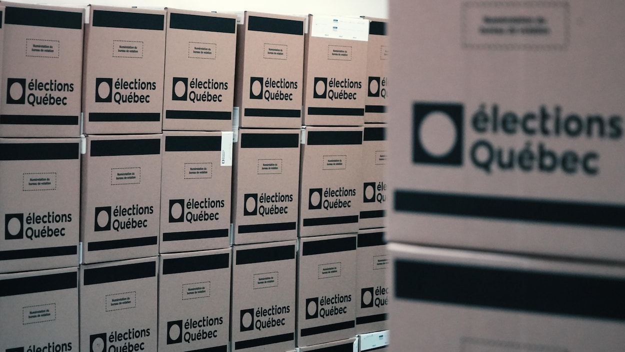 Qui sont ces employés au bureau de vote?