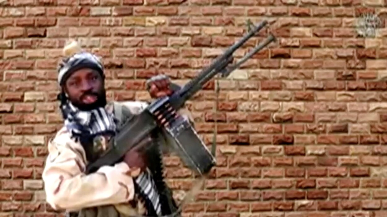Abubakar Shekau avec un fusil automatique dans les mains. Abubakar Shekau avec un fusil automatique dans les mains.
