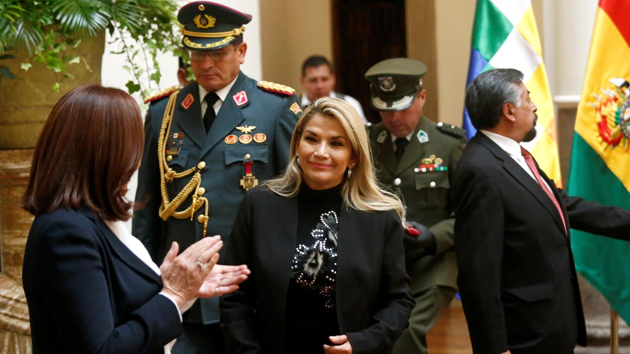 La présidente intérimaire Jeanine Añez accompagnée entre autres de deux militaires.