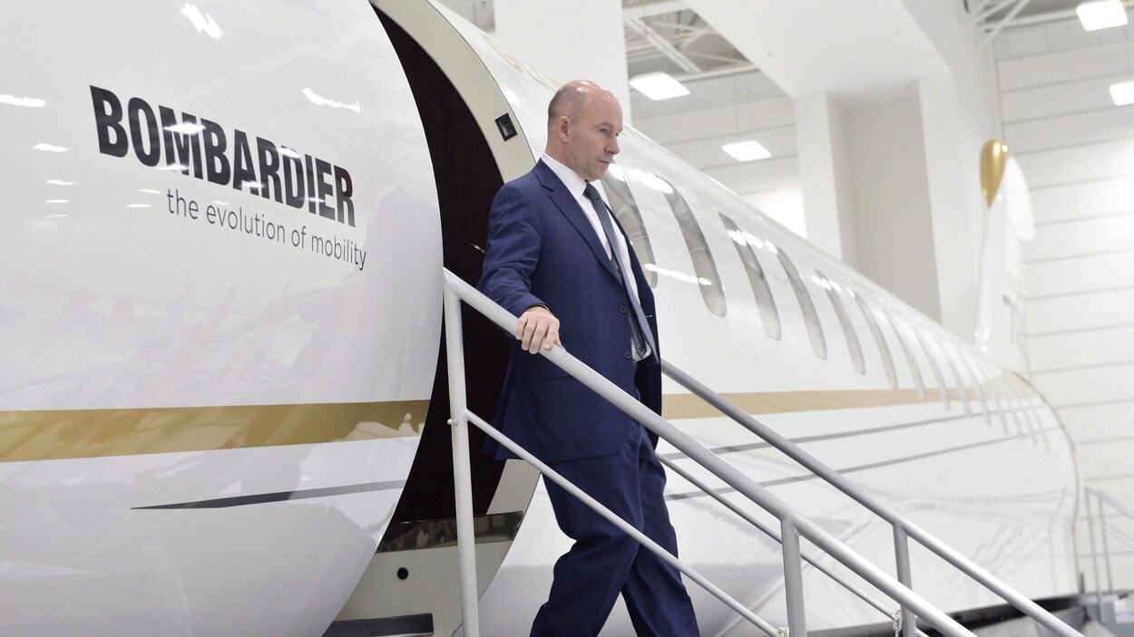 Le PDG de Bombardier Alain Bellemare sort d'un avion Global 7000 lors d'une présentation en février 2017.