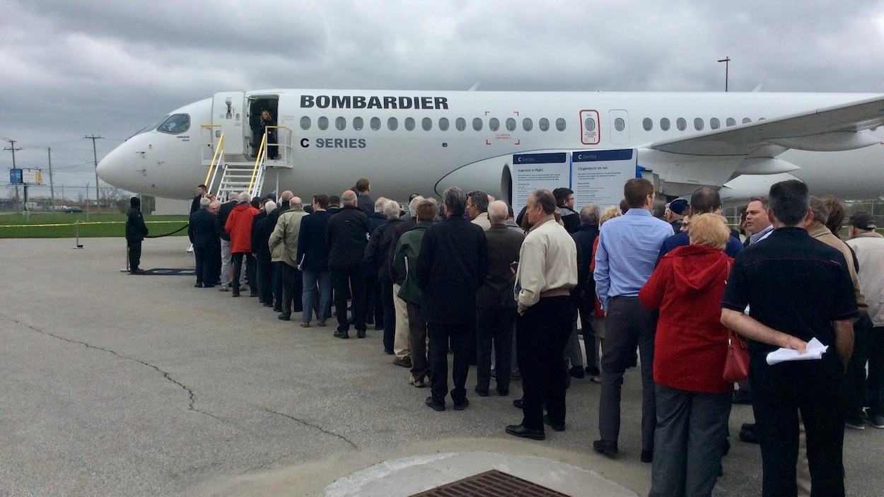 Un appareil CS300 présenté lors de la dernière assemblée des actionnaires de Bombardier.