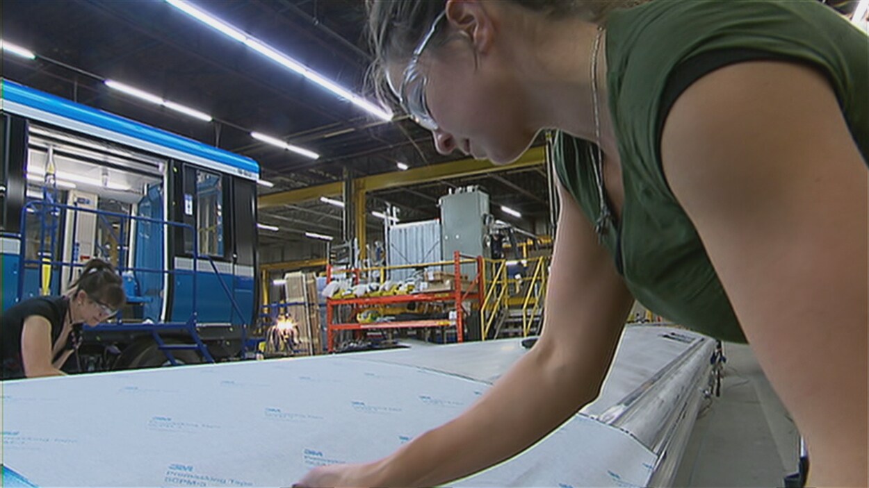 Des employés de l'usine Bombardier de La Pocatière travaillent sur des voitures AZUR.
