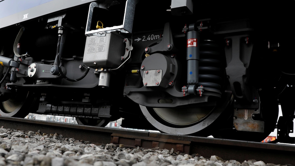 Les roues d'un wagon de chemin de fer reposant sur des rails