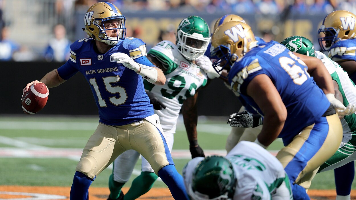 Le quart-arrière Matt Nichols des Blue Bombers cherche un receveur lors du « Banjo Bowl » contre les Roughriders de la Saskatchewan.