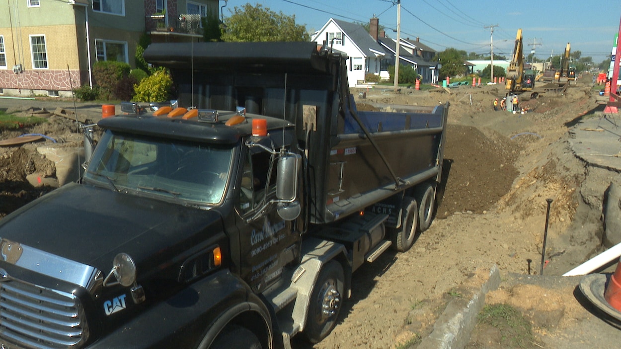 Camion qui verse du sable dans un chemin en travaux. Camion qui verse du sable dans un chemin en travaux.