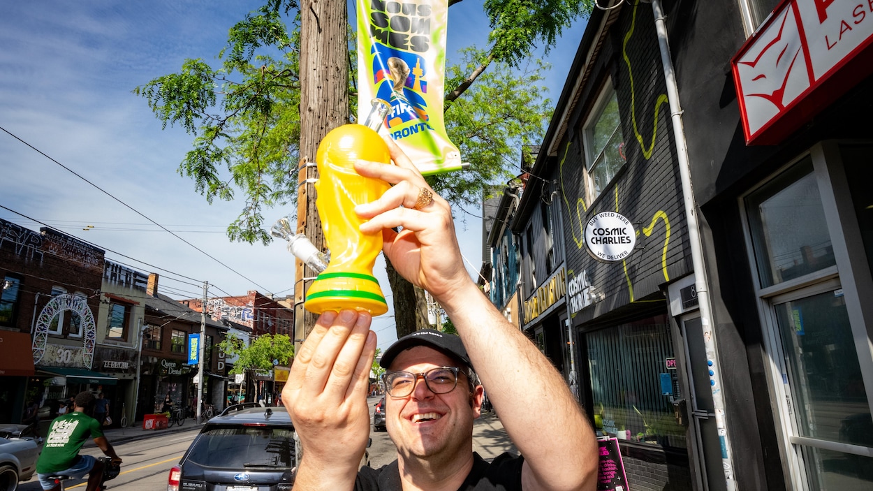 Carton rouge : un magasin vendait des « bongs » en forme de trophée de la Coupe du monde