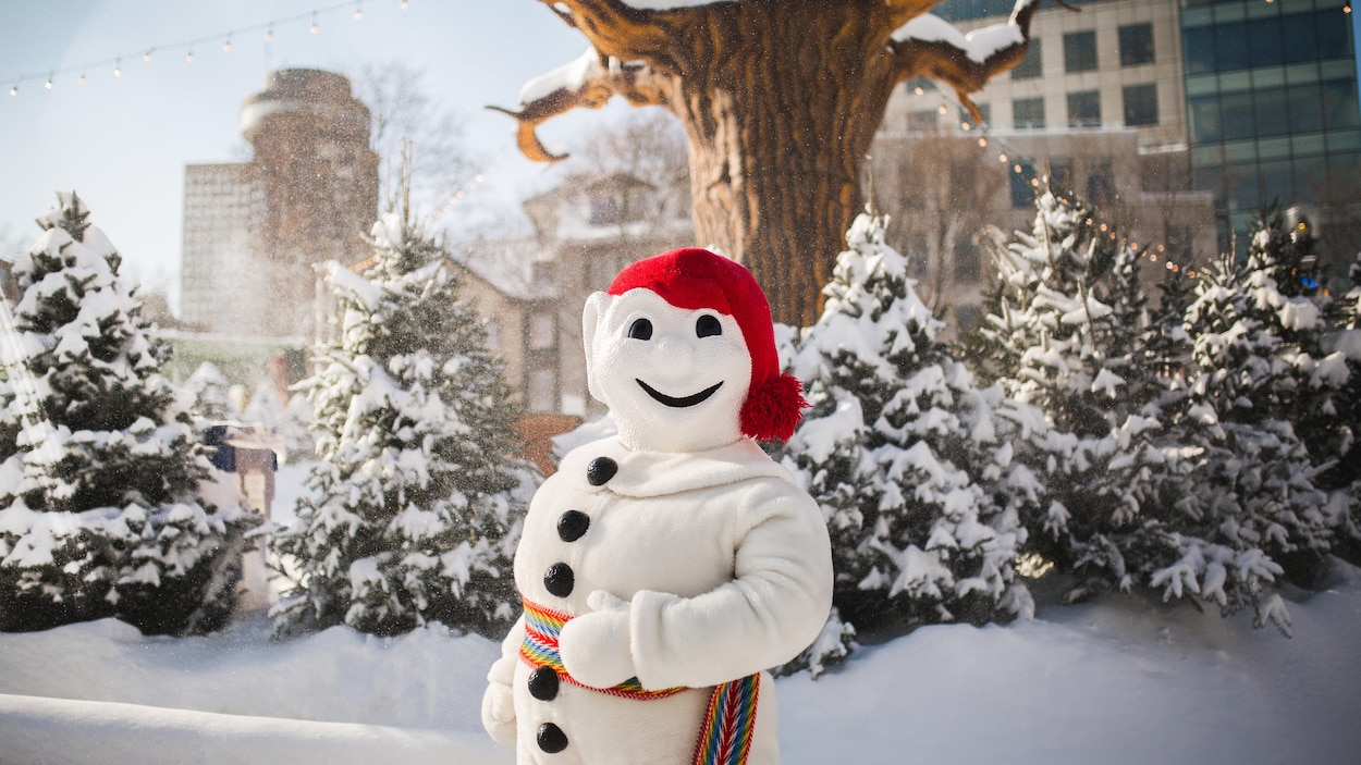 Le Bonhomme Carnaval à l'extérieur en hiver