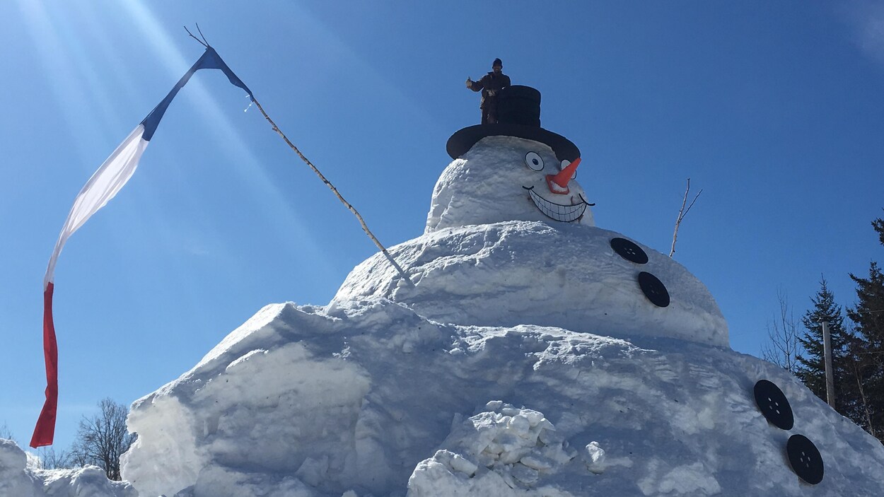 600 000 Coups De Pelle Pour Un Bonhomme De Neige De 10 Metres De Haut Radio Canada Ca