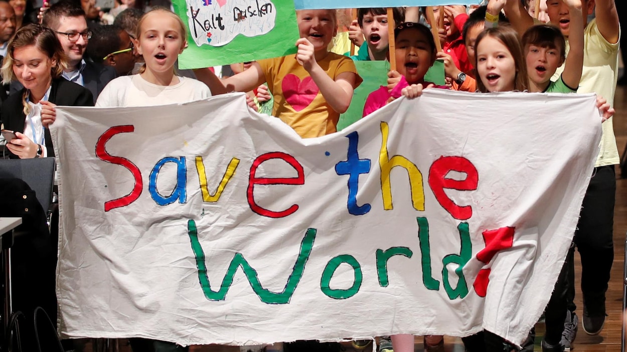 Des enfants défilent à l'ouverture de la COP23 à Bonn, le 6 novembre 2017. Des enfants défilent à l'ouverture de la COP23 à Bonn, le 6 novembre 2017.