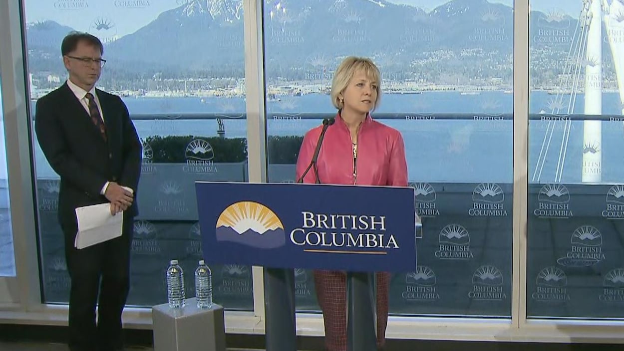 Bonnie Henry et Adrian Dix s'adressent aux médias.