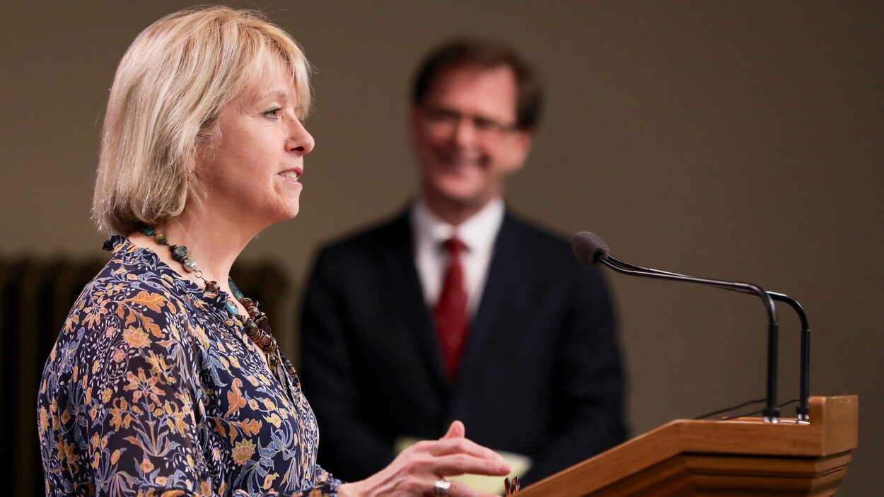 La médecin hygiéniste en chef de la province, la Dre Bonnie Henry, en compagnie du ministre de la Santé, Adrian Dix, lors d'un point de presse.