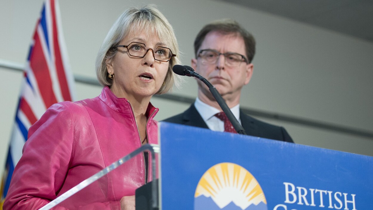La Dre Bonnie Henry, médecin hygiéniste en chef, et Adrian Dix ministre de la Santé de la Colombie-Britannique, en conférence de presse.