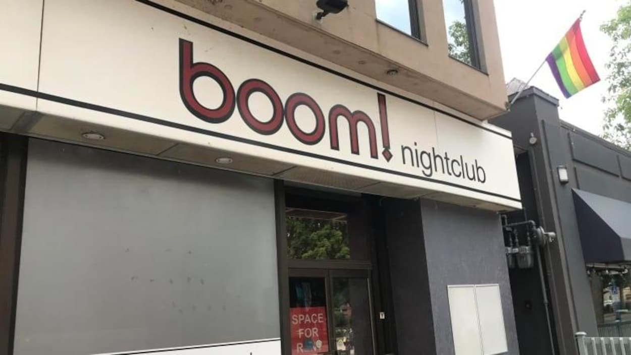 La façade de la boîte de nuit Boom! avec une affiche dans la porte comportant l'inscription "espace à louer" en anglais.