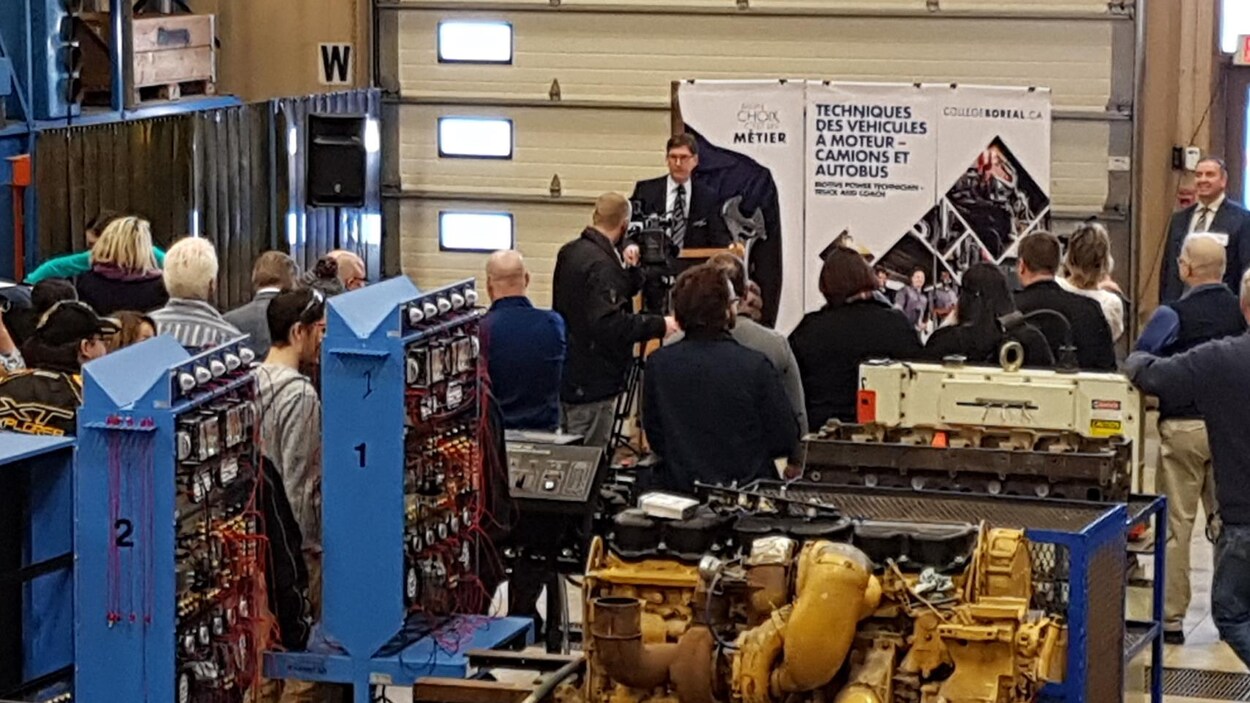 Conférence de presse à Timmins dans une salle de fabrication de moteurs. Conférence de presse à Timmins dans une salle de fabrication de moteurs.
