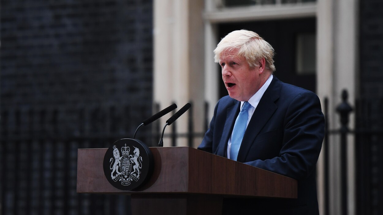 Boris Johnson devant le 10, Downing Street.