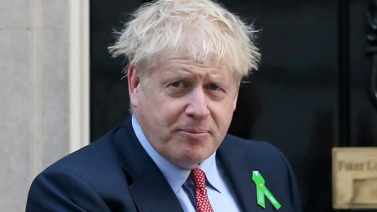 Le premier ministre britannique Boris Johnson avec les cheveux en bataille.