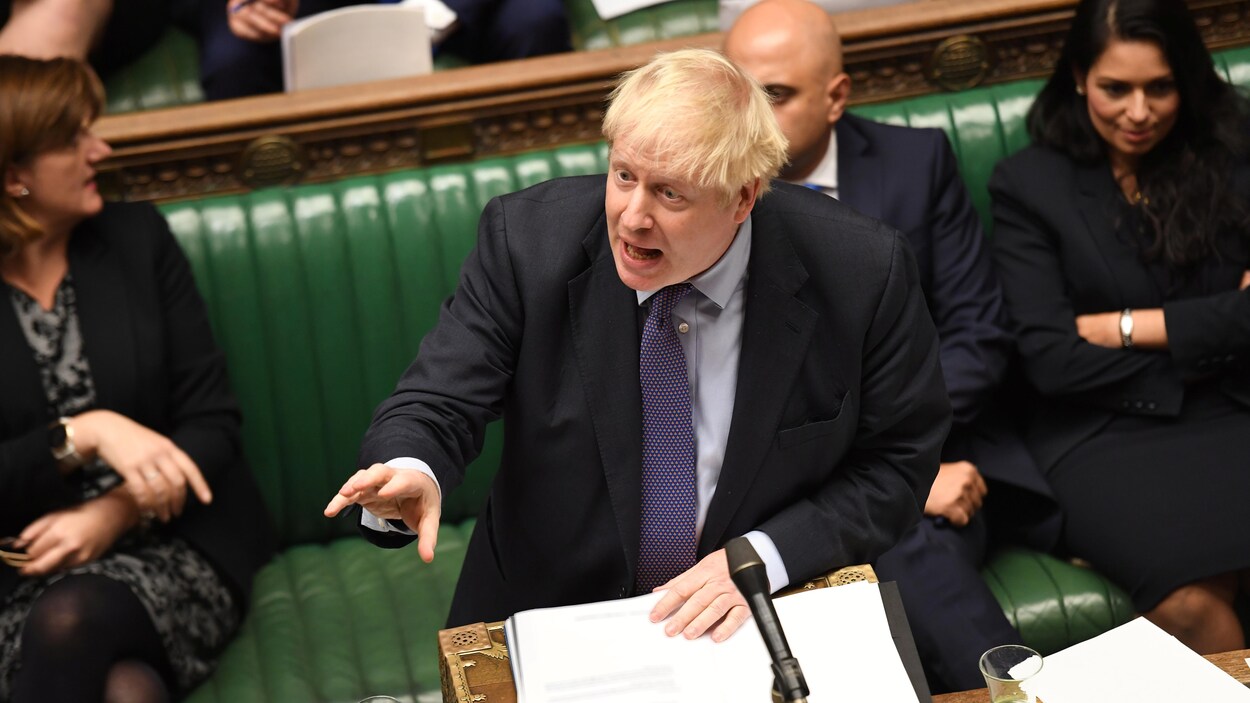 Boris Johnson prononce un discours.