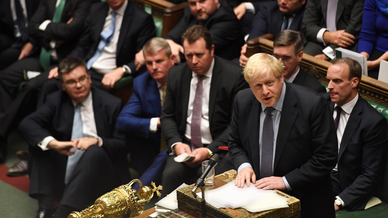 Le PM s'adresse aux membres du Parlement.