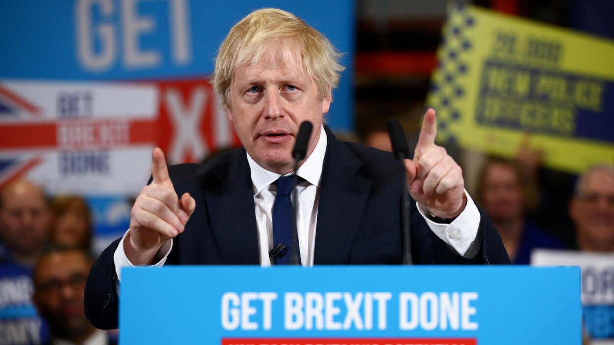 Boris Johnson derrière un lutrin sur lequel il est écrit « Get Brexit done » (Accomplissons le Brexit).