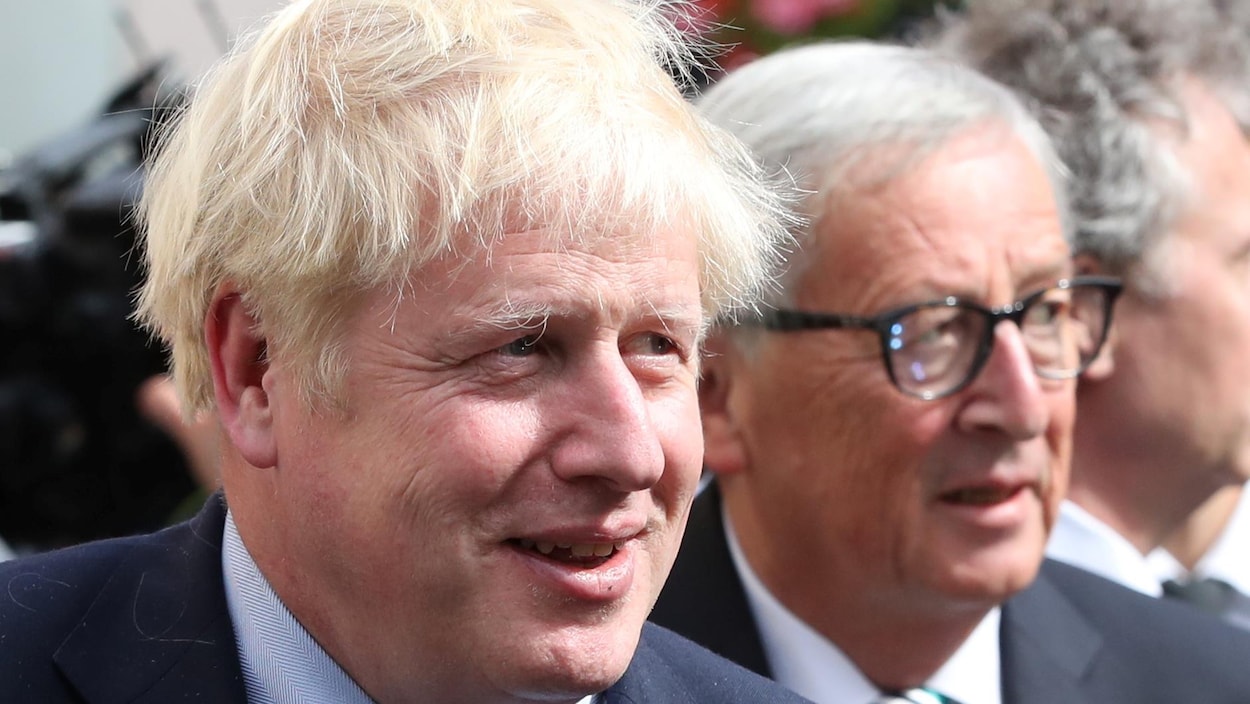 Gros plan sur le premier ministre britannique, Boris Johnson, et le président de la Commission européenne, Jean-Claude Juncker.