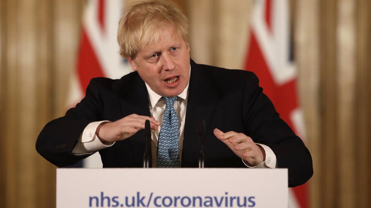 Boris Johnson s'adresse aux journalistes.
