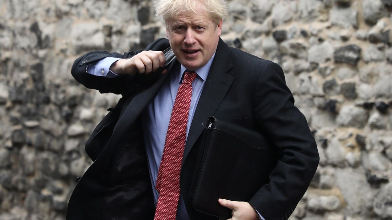 Boris Johnson traversant une rue pour se rendre au bureau du parti conservateur à Londres.