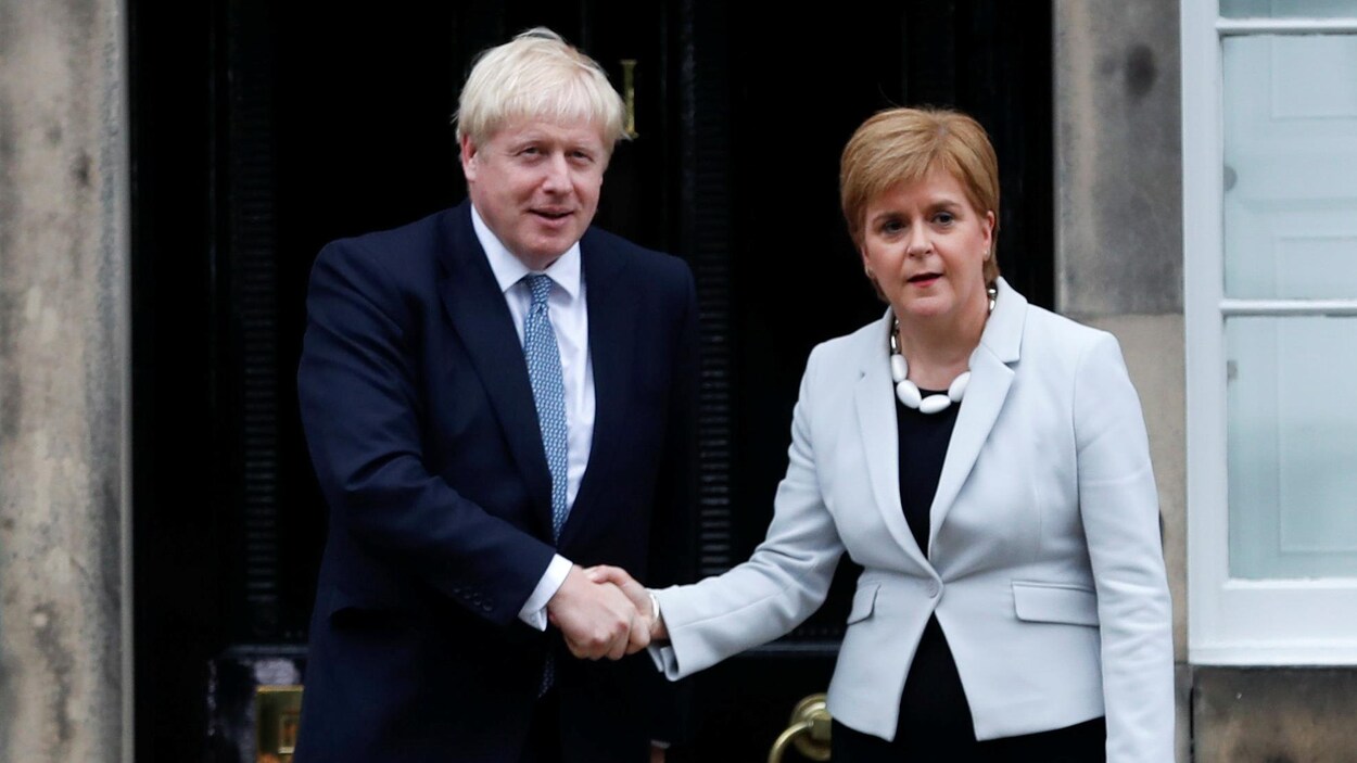 Boris Johnson serre la main de la première ministre écossaise Nicola Sturgeon.